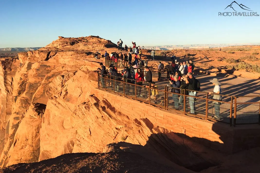 Besucher auf der Aussichtsplattform vom Horseshoe Bend in Arizona