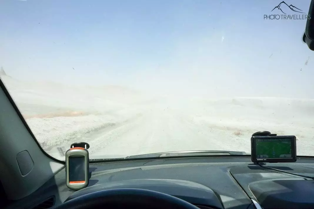 Blick aus dem Auto im Sandsturm