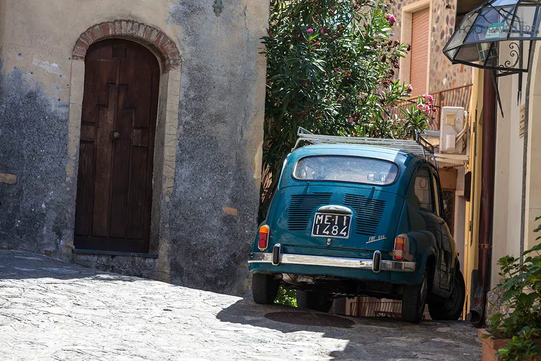 Ein altes Auto in einer Gasse in Castelmola