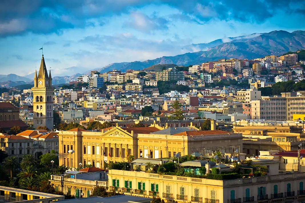 Blick auf die Stadt Messina auf Sizilien
