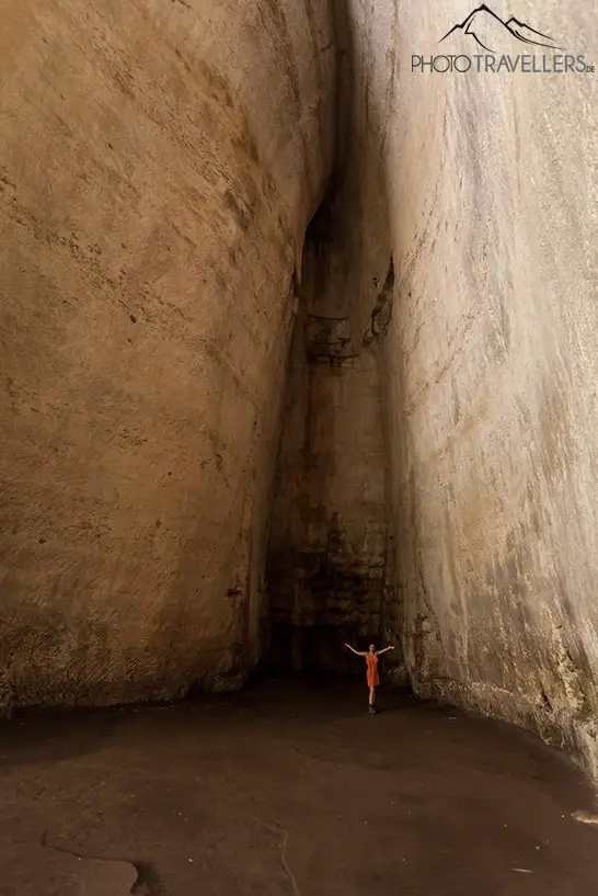 Biggi im "Ohr des Dionysios", einer künstlichen Grotte