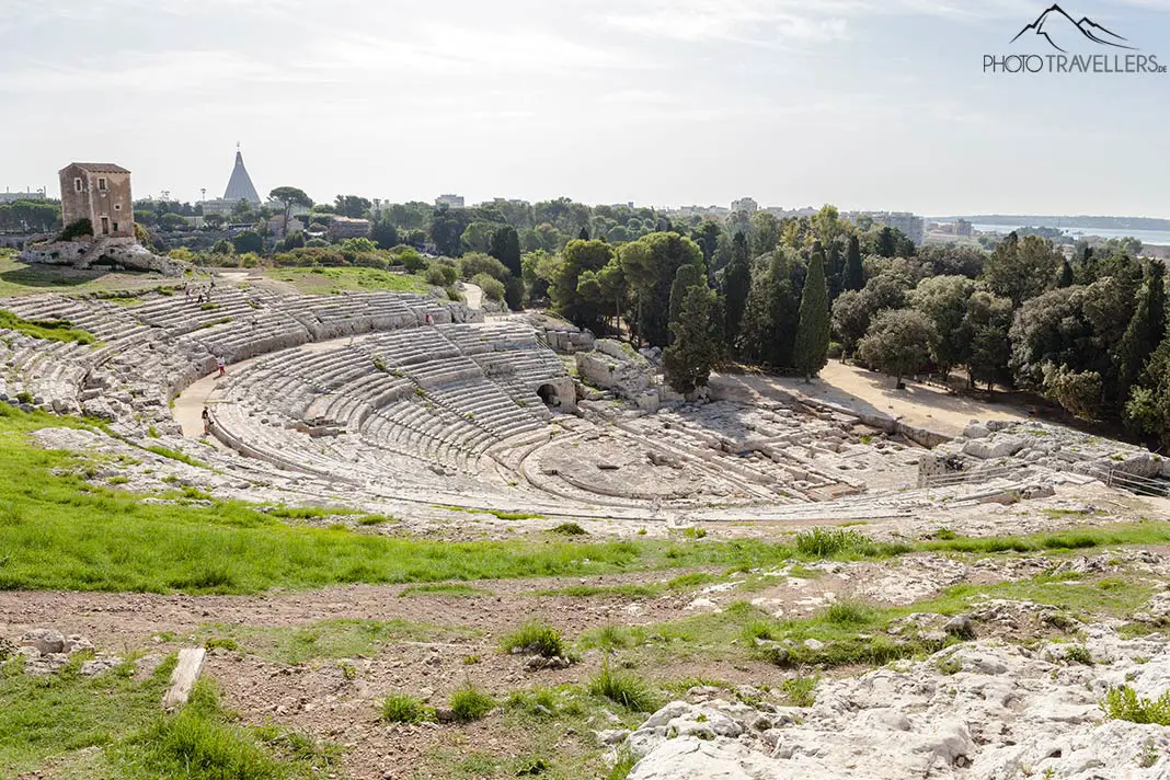 Der Blick auf das Teatro Greco in Syrakus