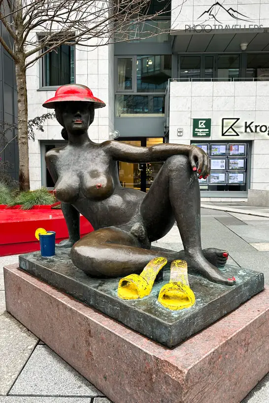 Die Figur einer nackten Frau im Osloer Stadtteil Aker Brygge