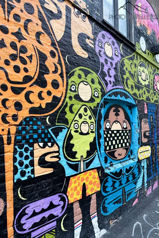 Ein buntes Grafitti in der Straße Brenneriveien in Oslo