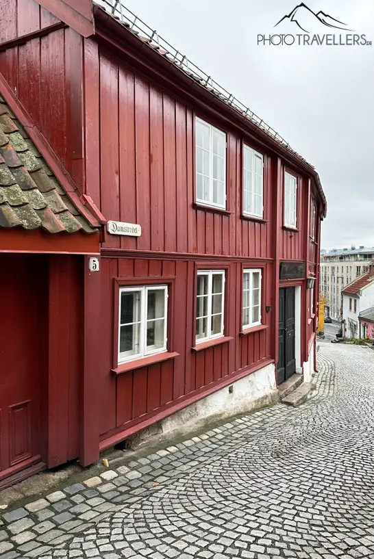 Ein altes rotes Haus in der Straße Damstredet