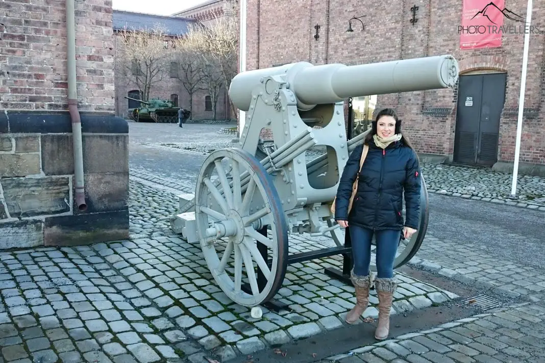 Biggi vor einer alten Kanone in der Festung Akershus in Oslo