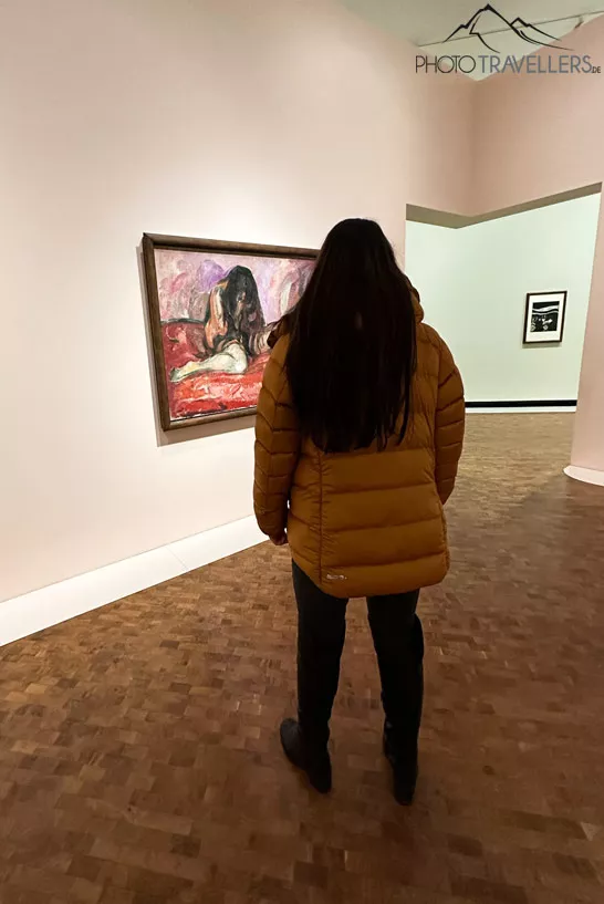 Biggi vor einem Bild im Munch Museum