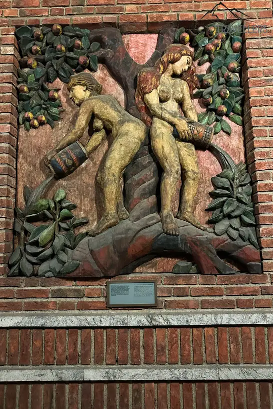 Ein Bild im Säulengang vom Rathaus in Oslo