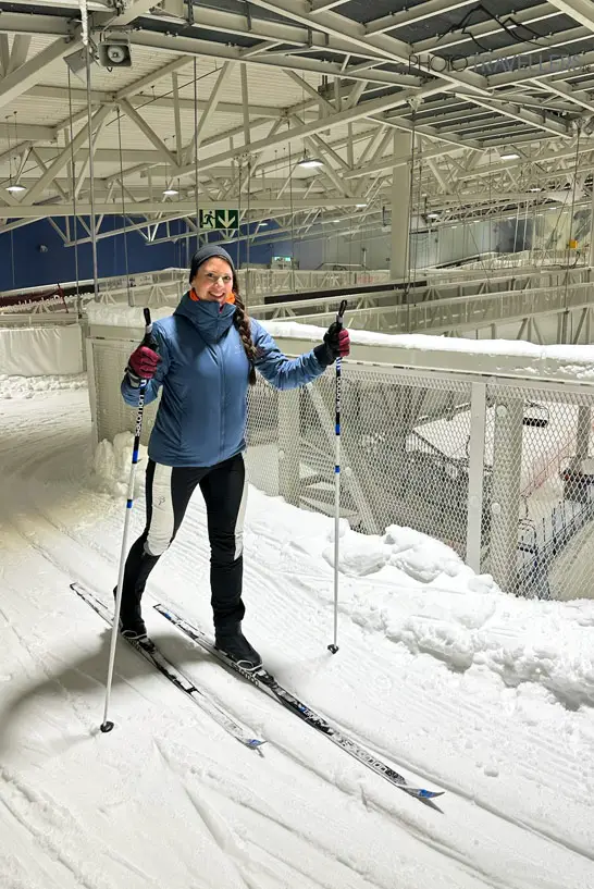 Biggi auf Langlaufskiern in der Skihalle SNØ bei Oslo