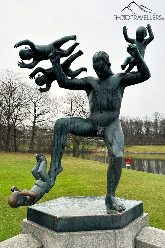 Eine Figur eines Mannes mit Babys im Figurenpark Vigelandsparken in Oslo