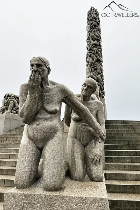 Die Skulptur von zwei alten Menschen im Vigelandsparken