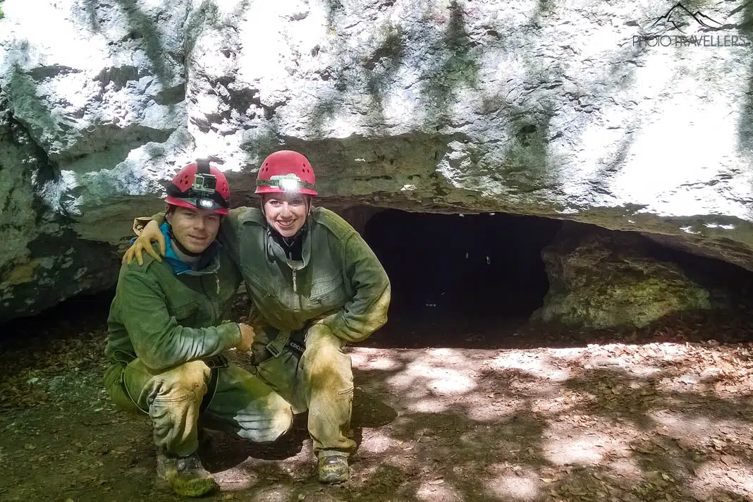 Die Reiseblogger Biggi Bauer und Florian Westermann nach der Höhlenexpedition vor dem Silberloch