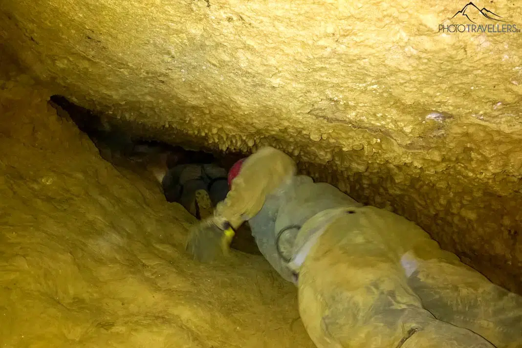 Höhlen-Besucher kriechen durch das Silberloch