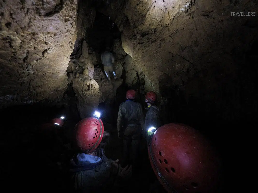 Ein Höhlen-Besucher beim Abseilen im Silberloch