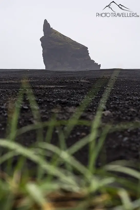 Ein schwarzer Strand in Island, aufgenommen mit einer Telebrennweite