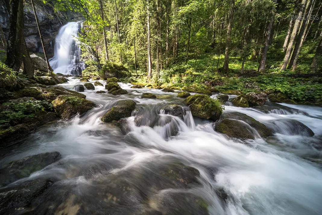 Eine Langzeitbelichtung vom Gollinger Wasserfall in Österreich