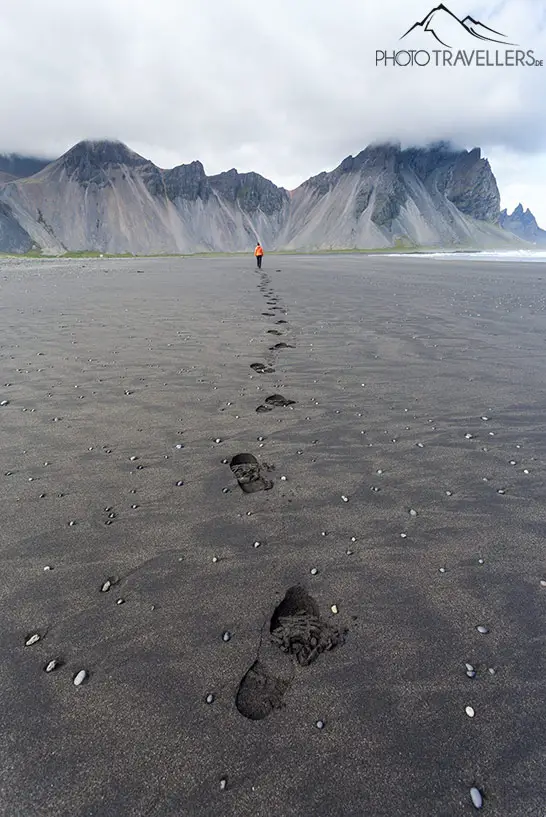 Fußspuren an einem Strand auf Island