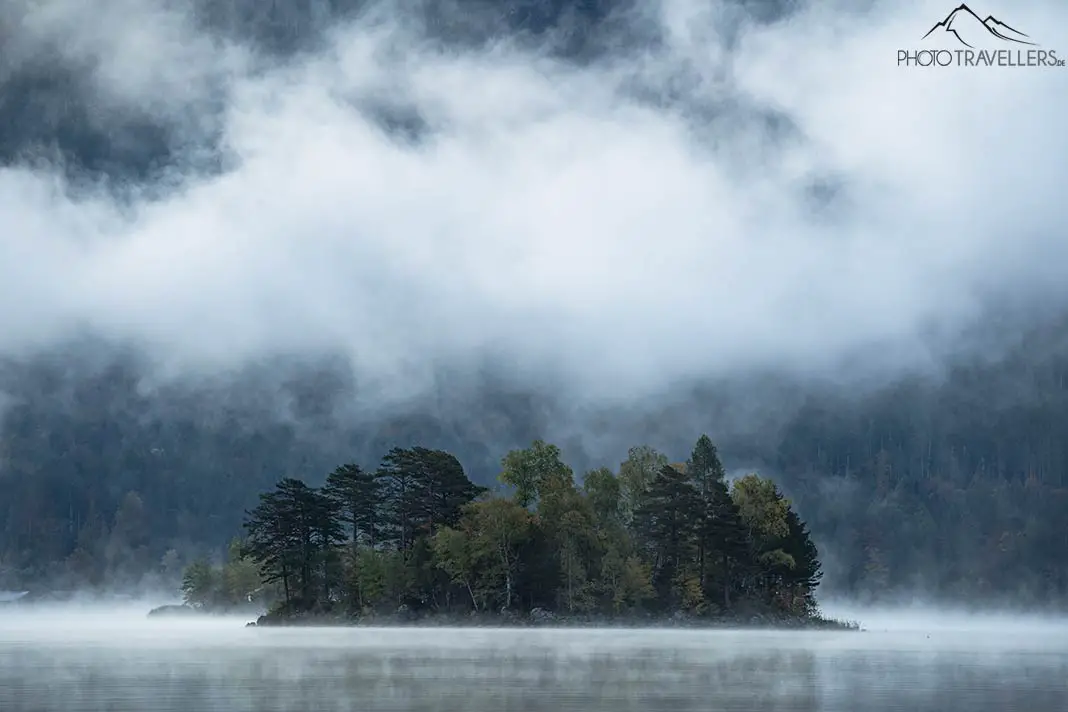 Eine Insel im Nebel auf einem Bergsee