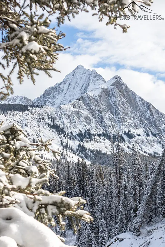 Ein Berg im Winter in Kanada, fotografiert mit einem natürlichen Rahmen