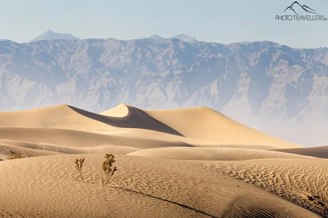 Eine Sanddüne im Death Valley in Kalifornien, aufgenommen mit dem Teleobjektiv