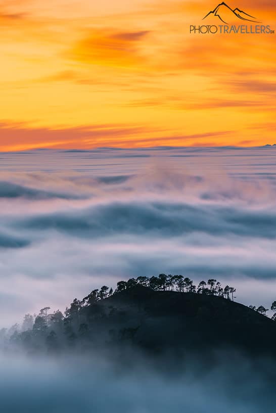 Ein Hügel auf Teneriffa, der im schönsten Abendlicht aus den Wolken ragt