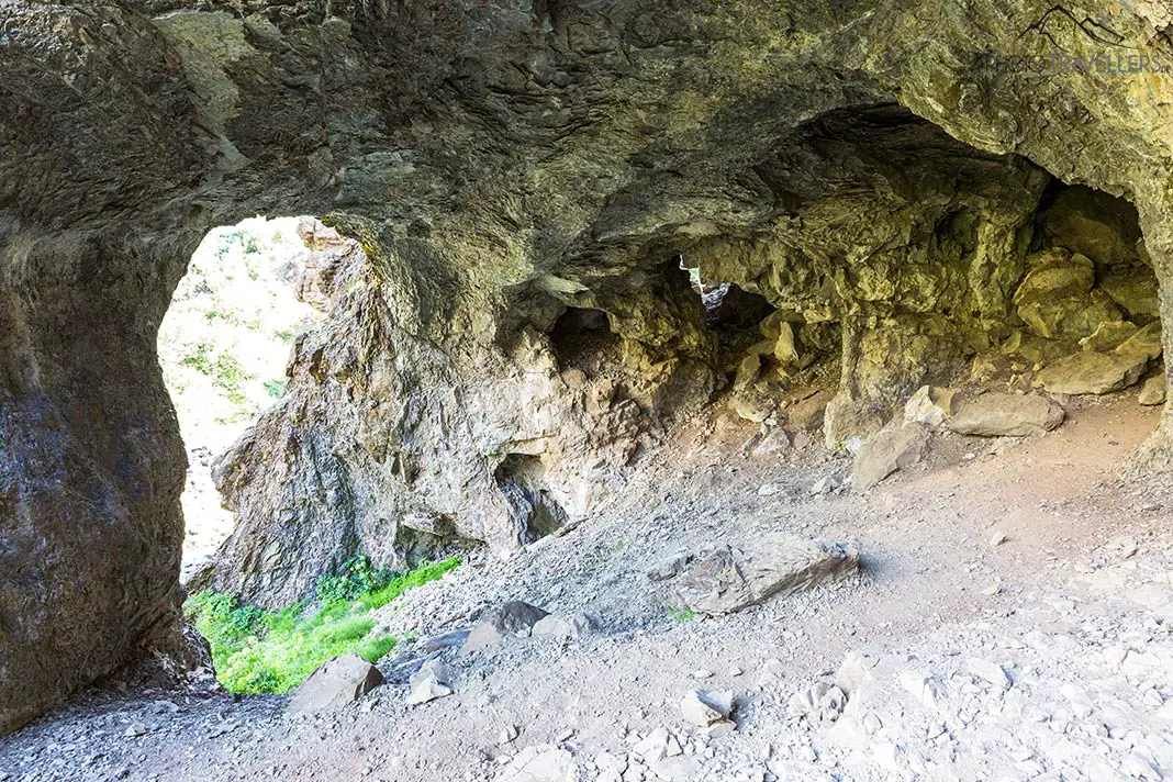 Eine Höhle auf dem Wanderweg zum Glymur