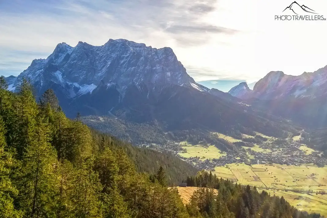 Der Blick von der Tuftl Alm auf das Wettersteingebirge