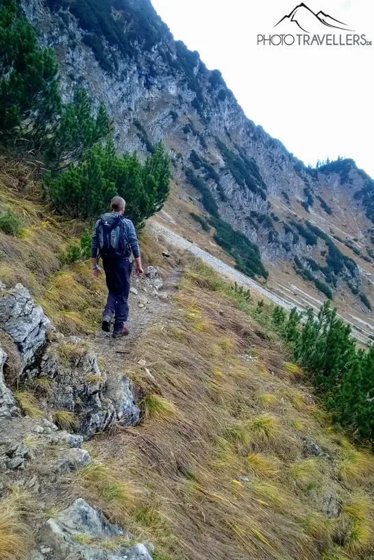 Ein Wanderer auf einem schmalen Bergweg