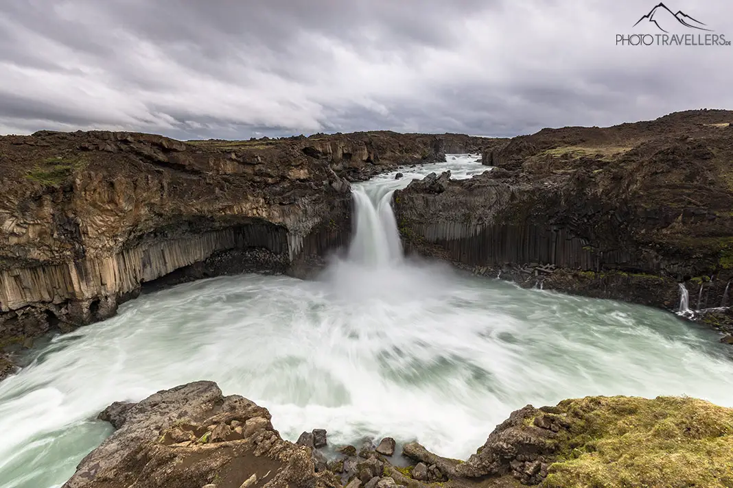 Der Wasserfall Aldeyjarfoss im Hochland in Island