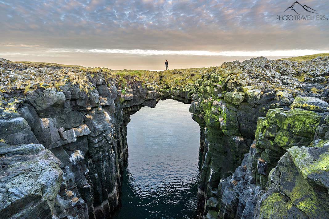 Reisebloggerin Biggi Bauer auf einem Basaltbogen in Arnarstapi, Island