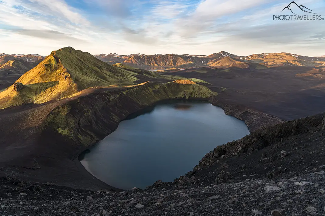 Der Kratersee Bláhylur im Morgenlicht