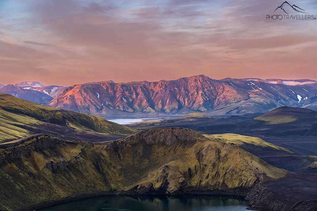 Der Blick über das Hochland von Island am Morgen mit den Bergen