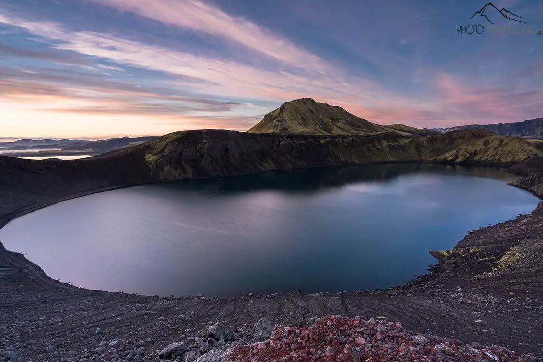 Der Kratersee Bláhylur auf Island am Morgen