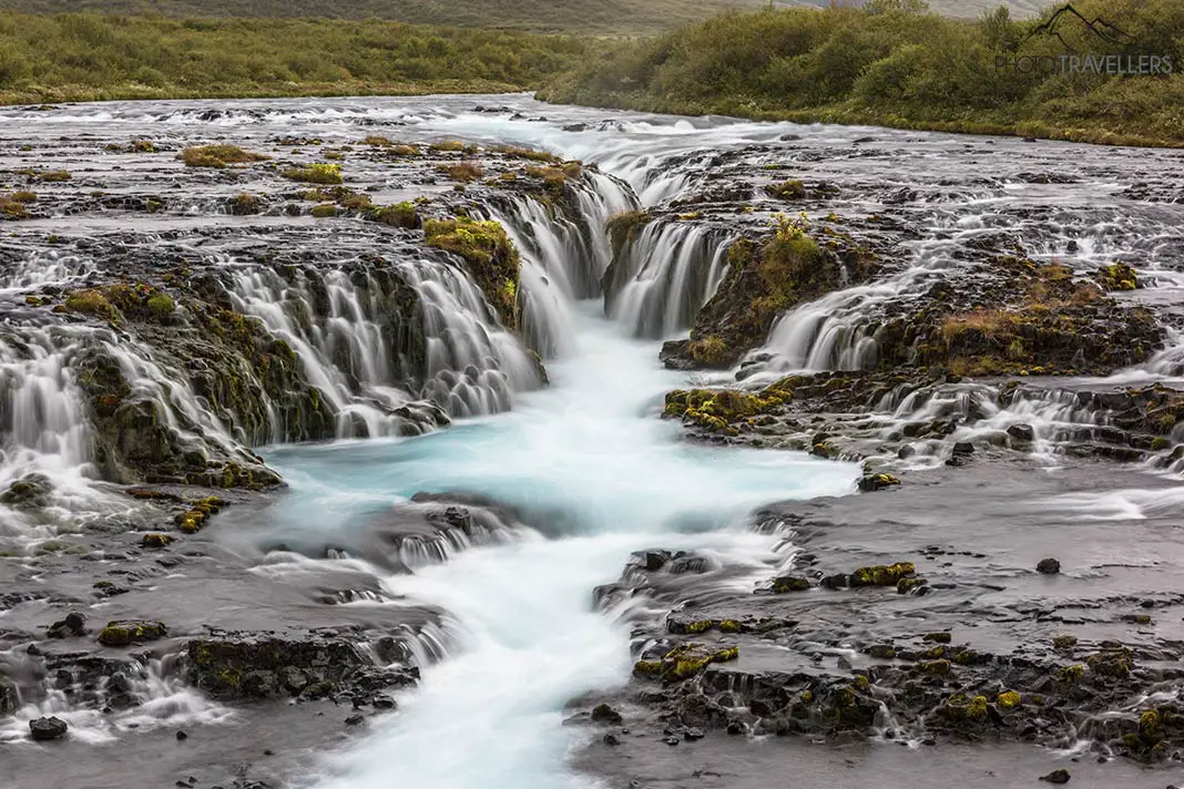 Die Kaskaden des Wasserfalls Brúarfoss 