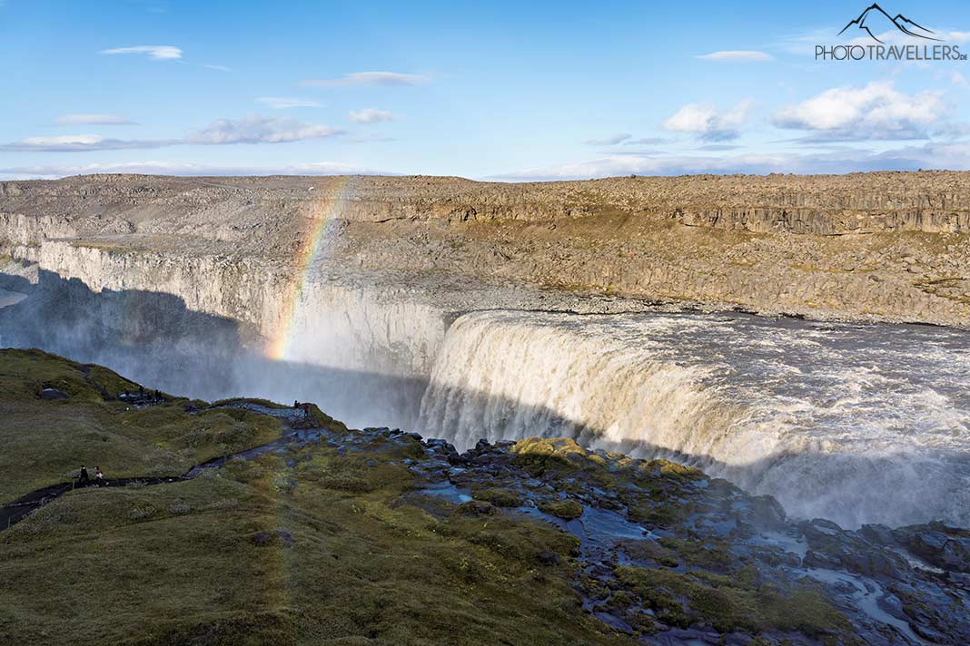 Ein Regenbogen über dem Wasserfall Dettifoss in Island