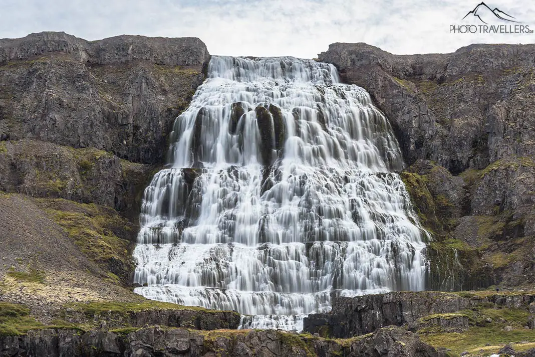 Blick auf den kompletten Wasserfall Dynjandi in Island
