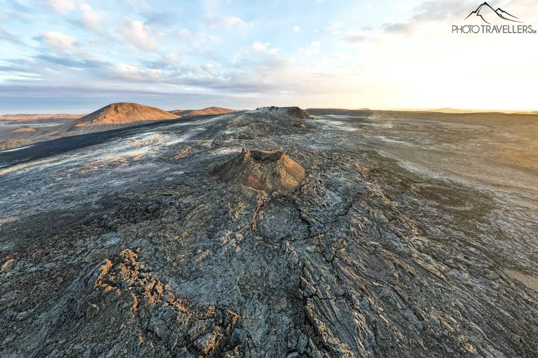 Das Vulkangebiet Fagradalsfjall in Island aus der Luft am Abend