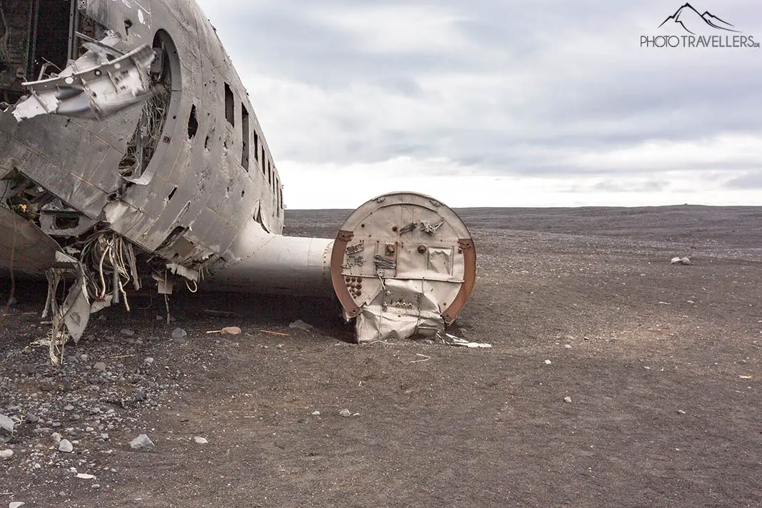 Eine Nahaufnahme der abgestürzten Douglas C-47 Skytrain am Black Beach in Island