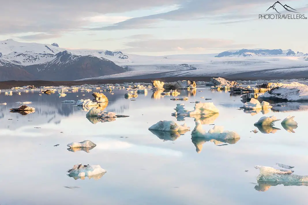 Die Sonne strahlt Eisbrocken in der Gletscherlagune Jökulsárlón an