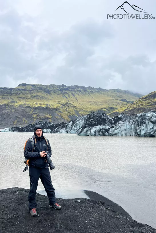 Reiseblogger Florian Westermann vor der Gletscherzunge Sólheimajökull in Island