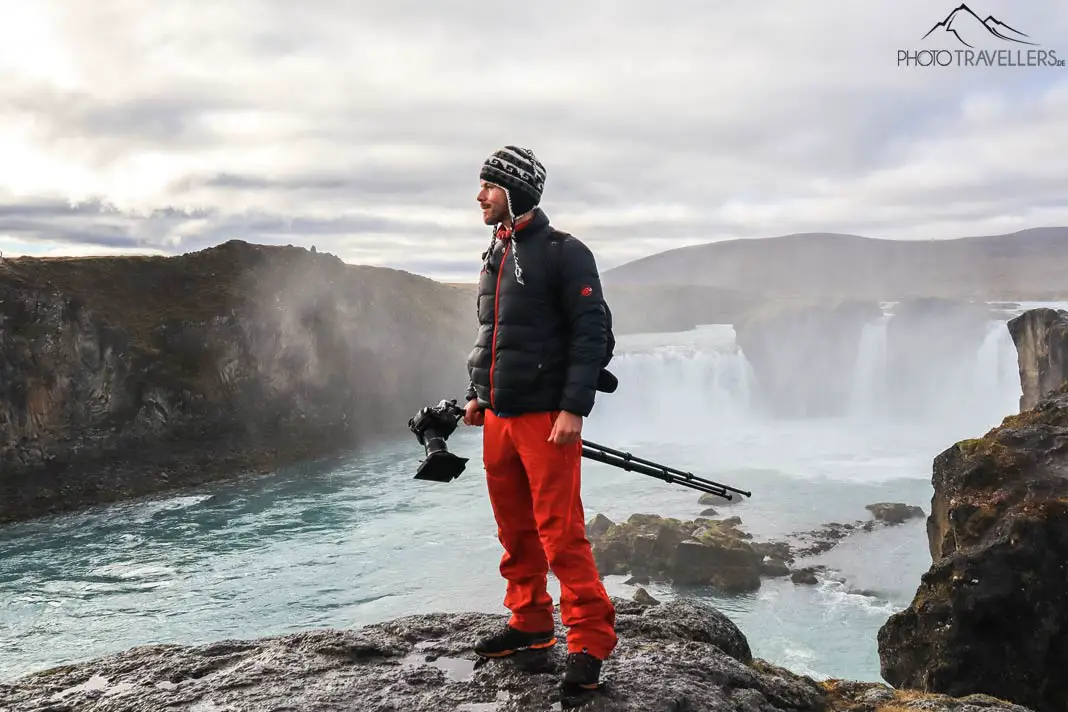 Profi-Fotograf Florian Westermann mit Kamera und Stativ am Goðafoss in Island