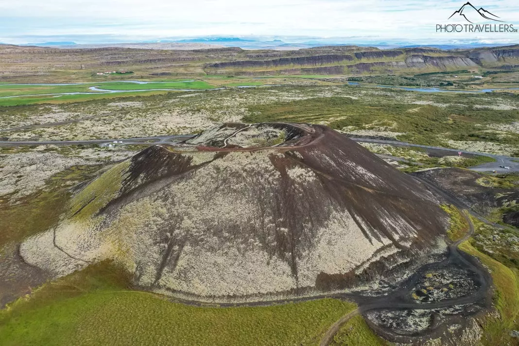 Der Vulkankrater Grábrók aus der Luft in Island