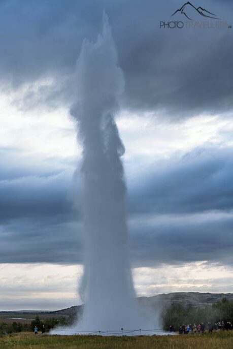 Die dampfende Fontäne des Geysirs Strokkur in Island