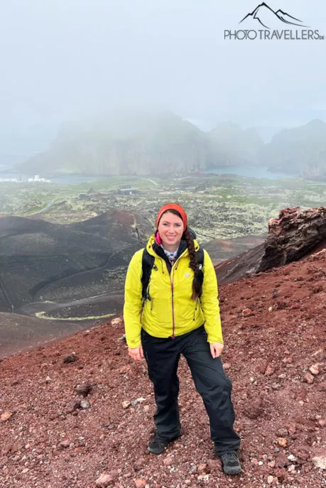 Reisebloggerin Biggi Bauer auf dem Vulkan Eldfell auf der Insel Heimaey