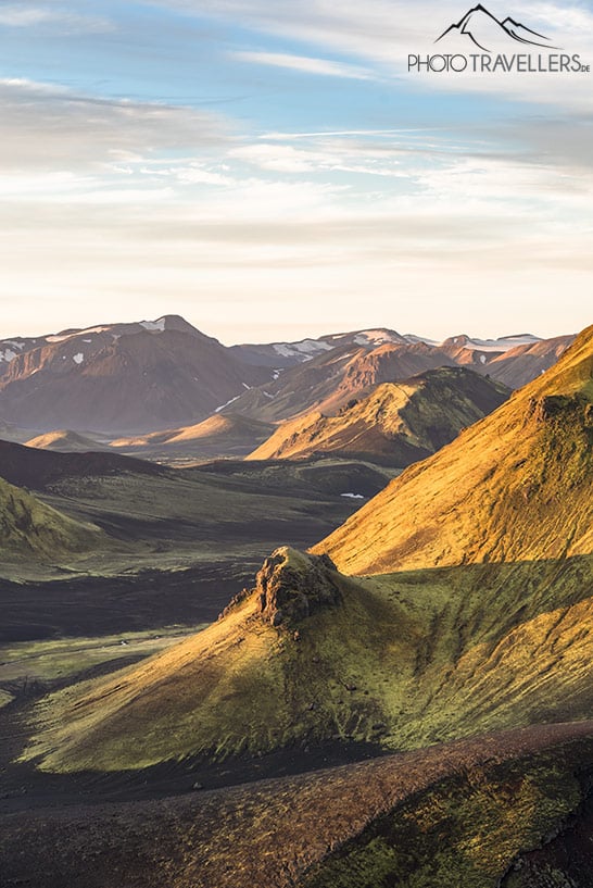 Von der Morgensonne angestrahlte Berge im Hochland von Island