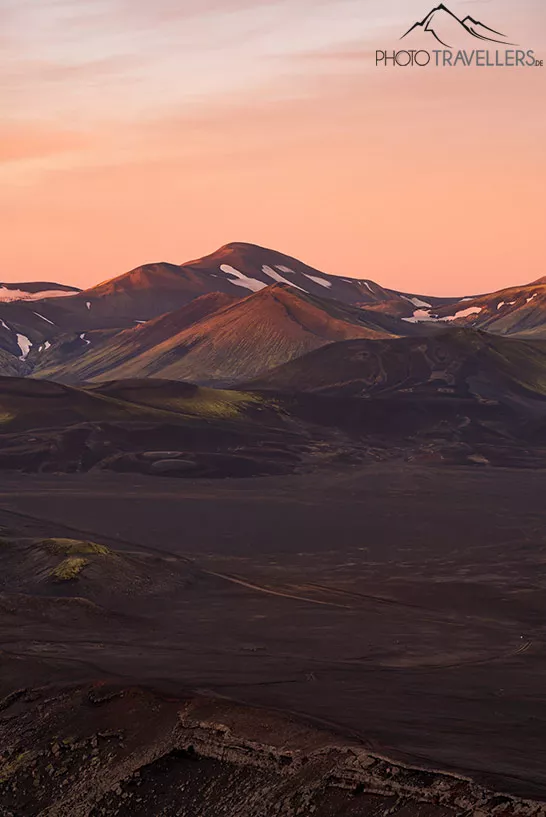 Das erste Sonnenlicht im bergigen Hochland von Island