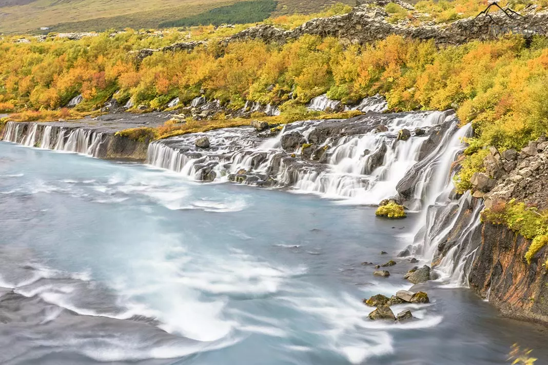 Die Kaskaden des Wasserfalls Hraunfossar