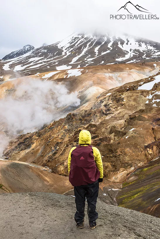 Reisebloggerin Biggi Bauer im Vulkangebiet Hveradalir in Island