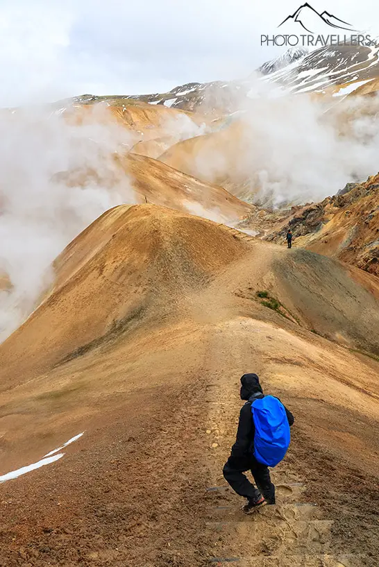 Flo auf einem Wanderweg im Vulkangebiet Hveradalir 