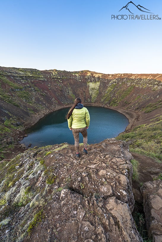 Reisebloggerin Biggi Bauer am Kratersee Kerið in Island